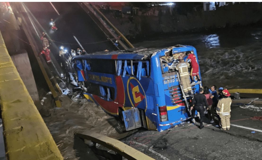 Confirman tres muertes y 40 heridos en accidente de autobús en Perú