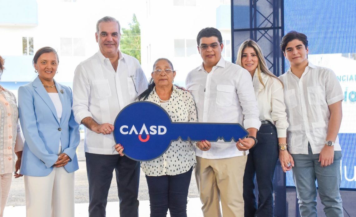 Presidente Abinader entrega 144 apartamentos a familias desplazadas del proyecto de saneamiento cañada de Guajimía