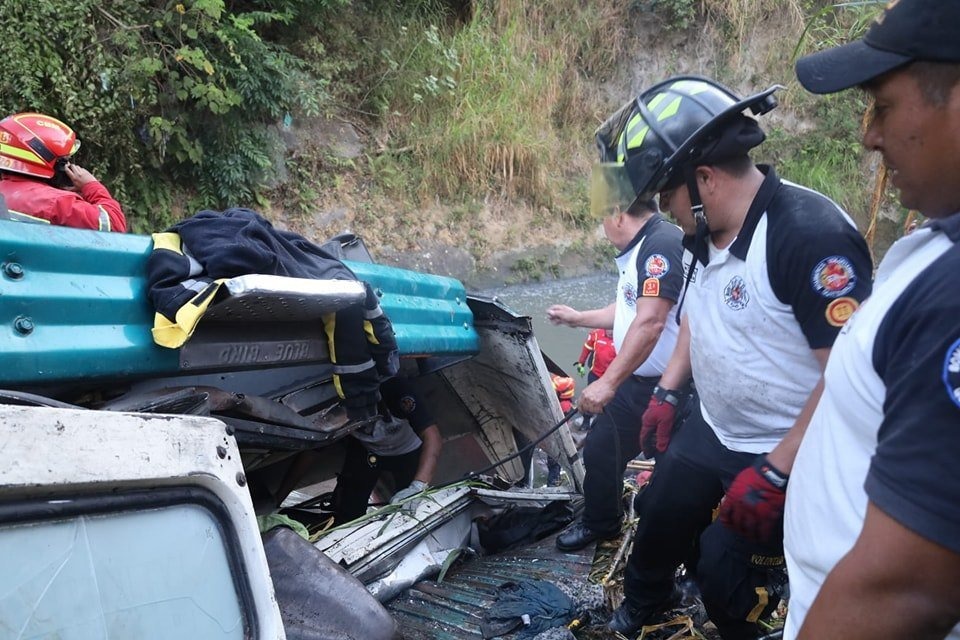 Aumentan a más de 40 los fallecidos en accidente de bus que cayó de un puente en Guatemala