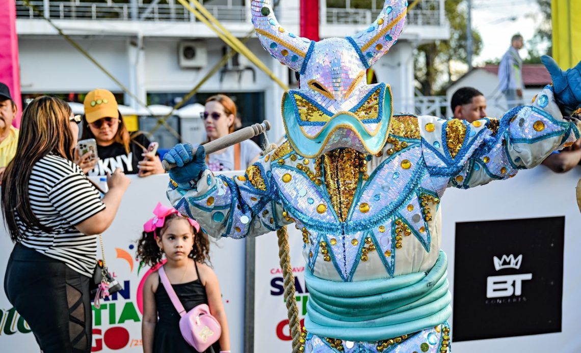 Entre brillantes colores y extravagantes vestimentas, Carnaval de Santiago se consolida como una celebración familiar