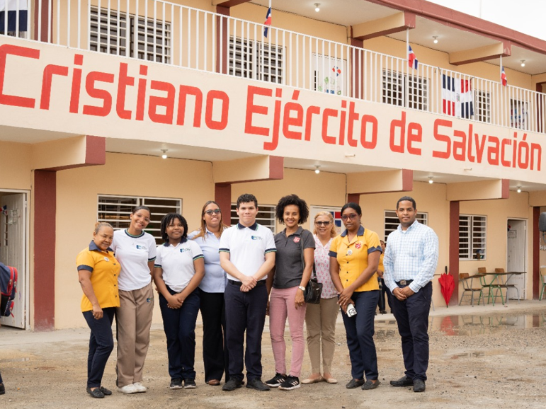 Colegio San Martín de Porres dona 100 butacas a centro educativo de SDE