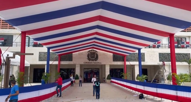 Los colores de la bandera tricolor ya adornan el Congreso Nacional