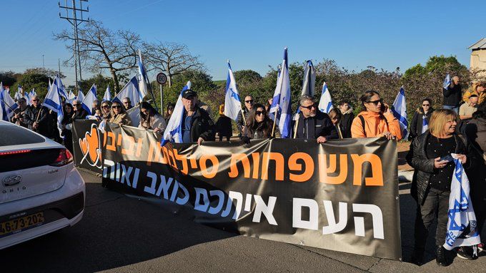 Con un emotivo funeral multitudinario Israel llora a la familia Bibas