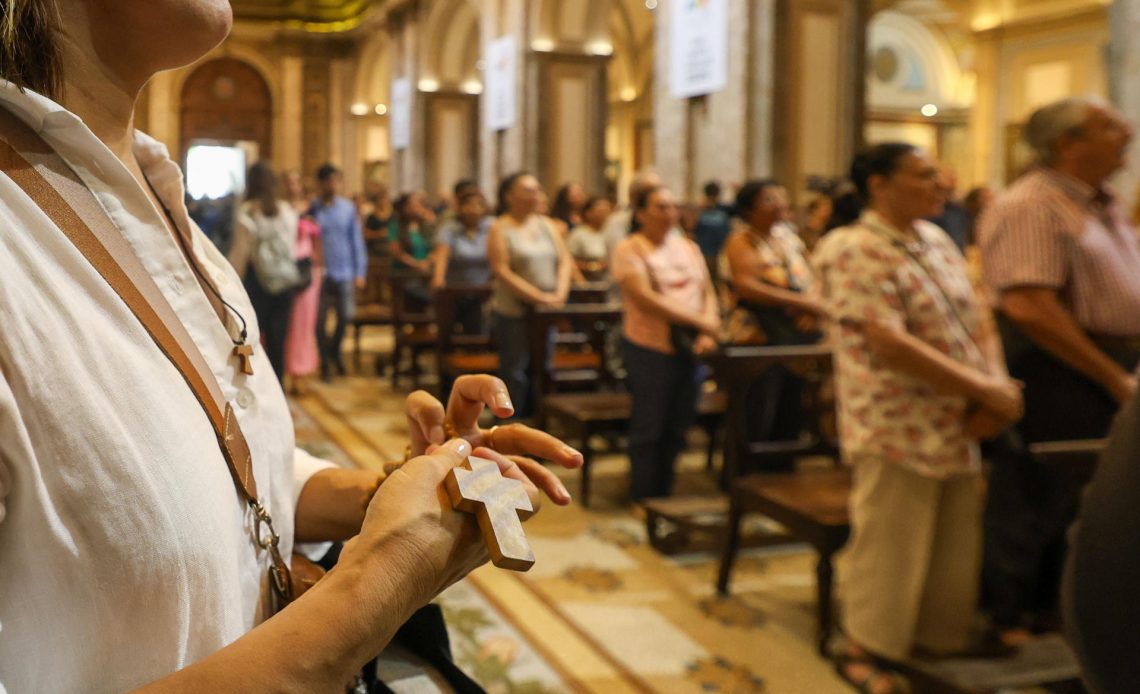 Iglesia en Buenos Aires eleva sus oraciones por el papa Francisco con "amor familiar"