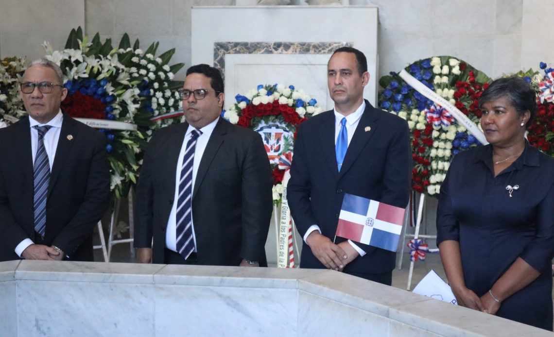 INCABIDE rinde homenaje a los padres de la patria en el mes de la patria