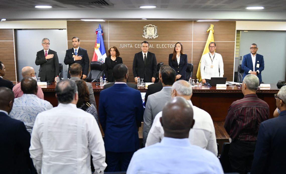 Junta Central Electoral reunida con partidos