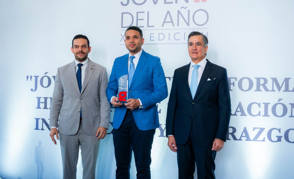 Ministro de la Juventud es reconocido en la XIII Edición del Premio Joven del Año