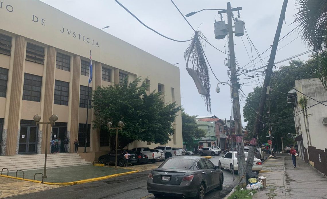 Poste de tendido eléctrico a punto de colapsar frente a Palacio de Justicia de Ciudad Nueva