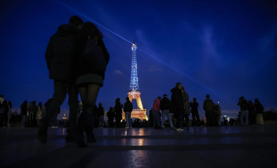 Torre Eiffel brilla en homenaje a Ucrania