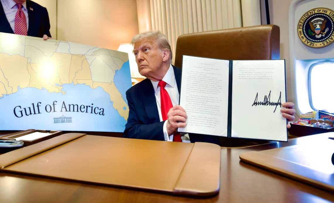 Trump firmando iorden de el Golfo de America