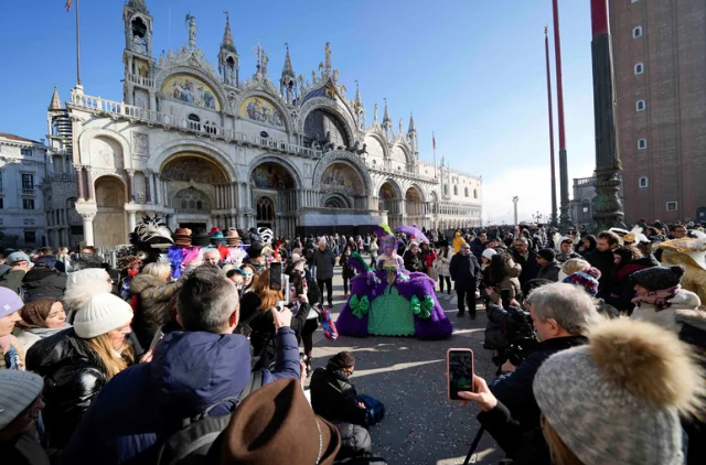 La esplendorosa vistosidad del carnaval de Venecia 2025 inunda calles y negocios