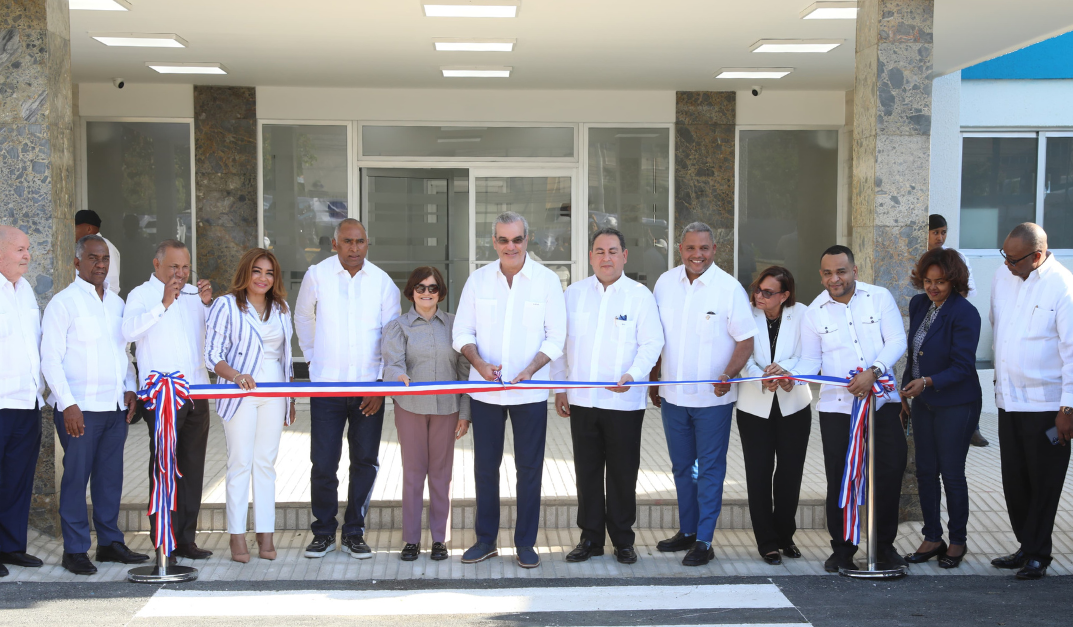 Abinader inaugura en Baní y Azua