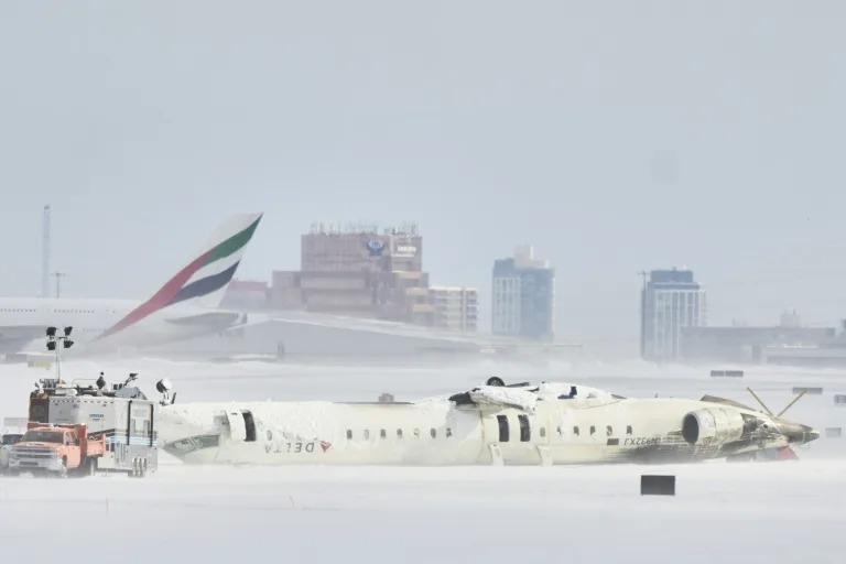 Avión Delta volcado en Toronto