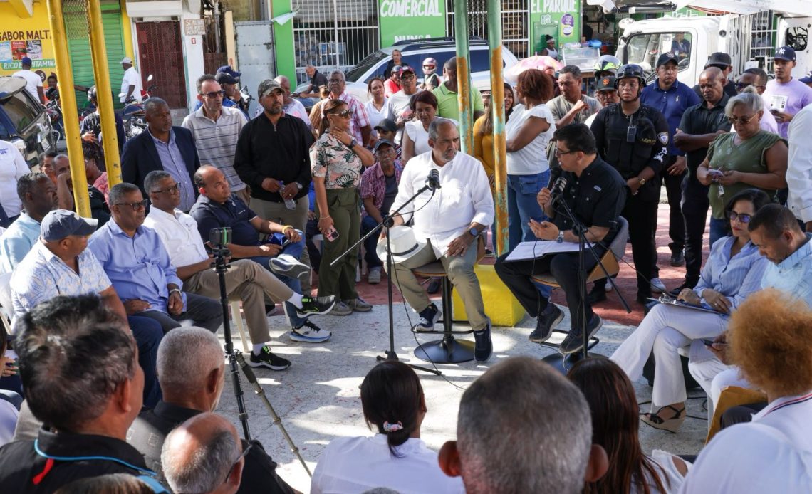 Dío Atacio reunido en comunidad de SDE con programa