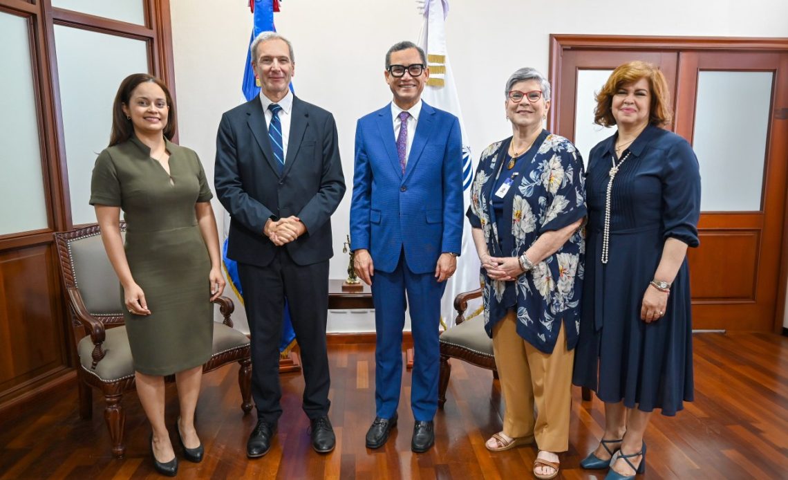 Eddy Olivares recibe visita del director subregional de OIT