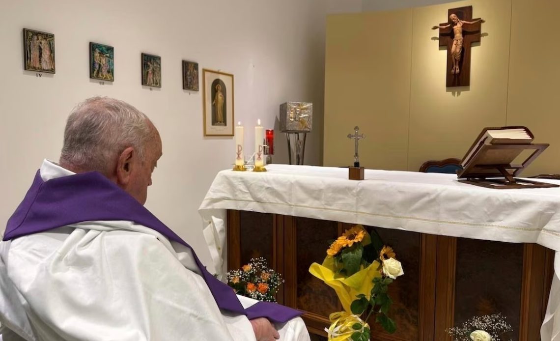 El papa Francisco concelebrando una misa en su capilla privada