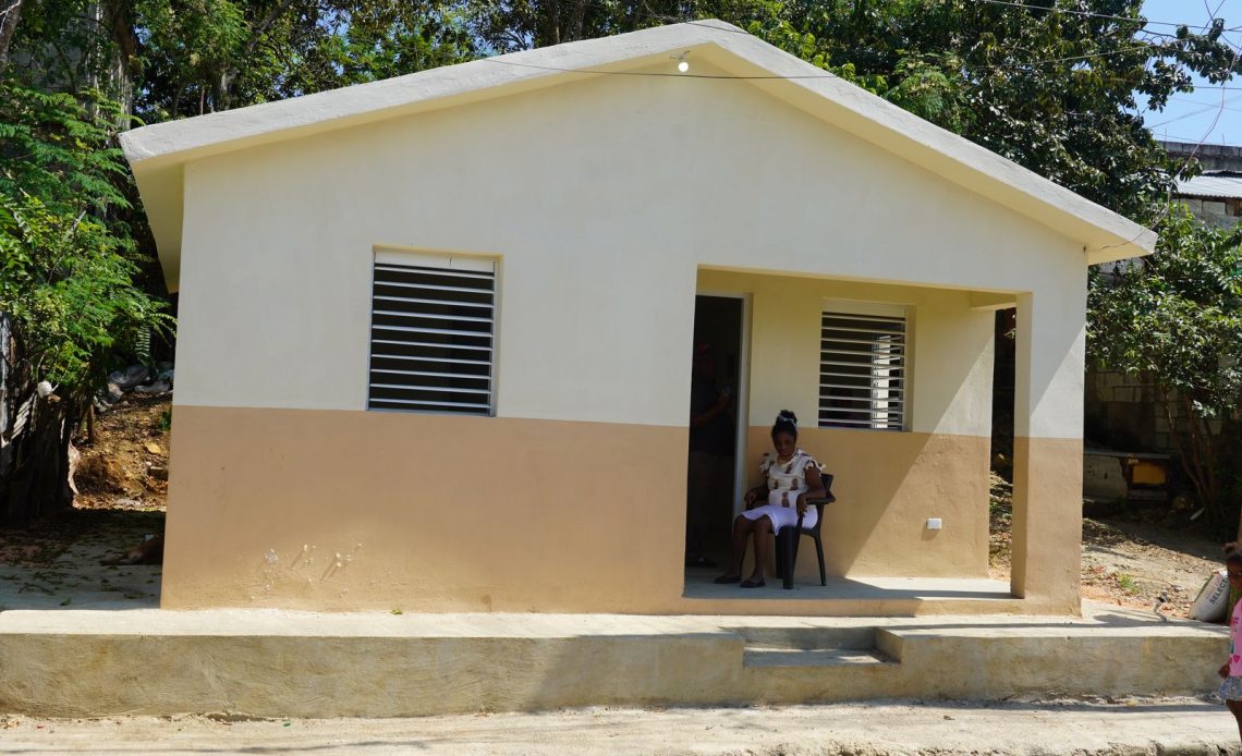 Gobierno entrega casa prometida a señora tras entregarle título #100