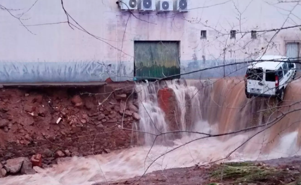 Inundaciones en España: Carros arrastrados y personas rescatadas, tras la rotura de una balsa agrícola