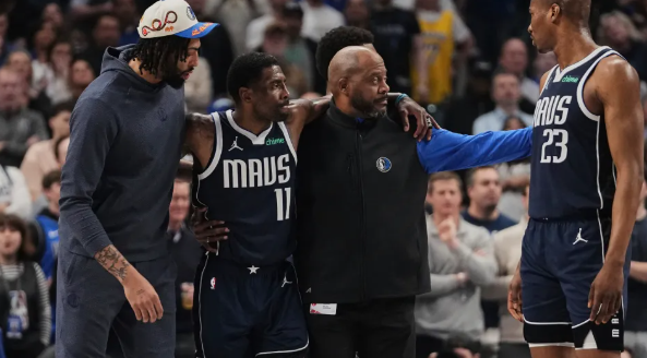 Kyrie Irving sufre grave lesión de rodilla en derrota de los Mavericks