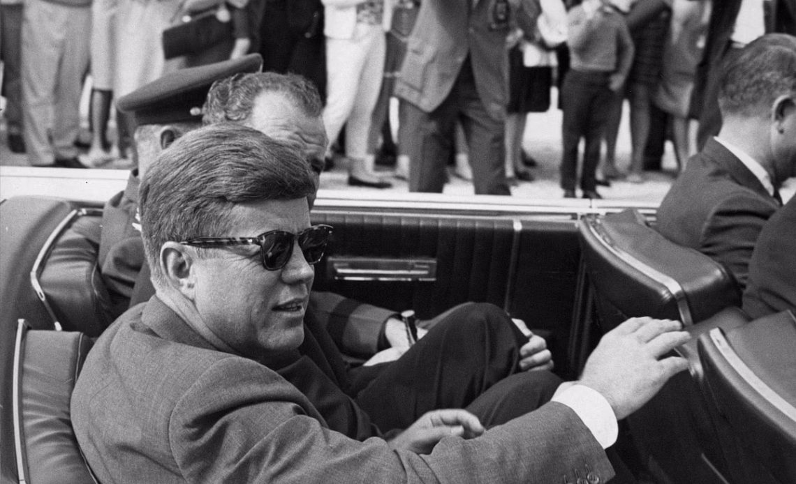 John F. Kennedy, en un descapotable, abandona la pista de la Base Aérea MacDill en Tampa el 19 de noviembre de 1963