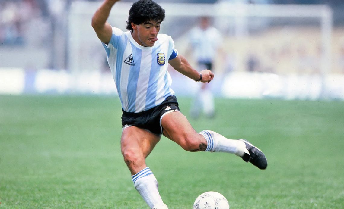 Maradona jugando