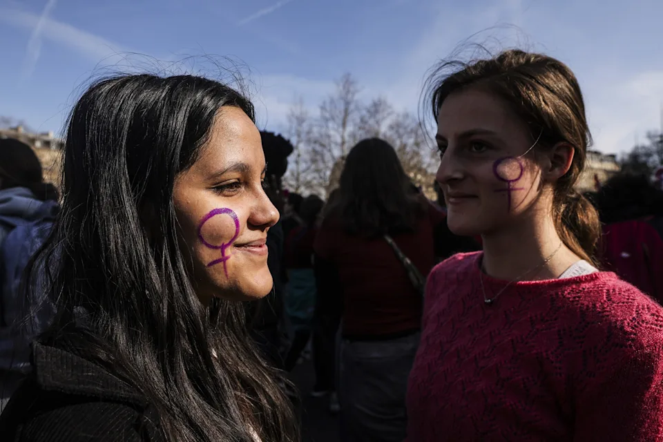 Francia se llena de protestas en defensa de los derechos de las mujeres