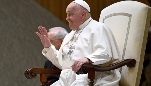 Papa Francisco pasa noche tranquila en el hospital y agradece oraciones de los fieles