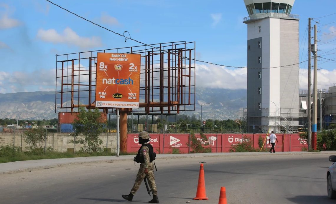 Un policía patrulla la entrada del Aeropuerto Internacional Toussaint Louverture, en Puerto Príncipe, Haití,